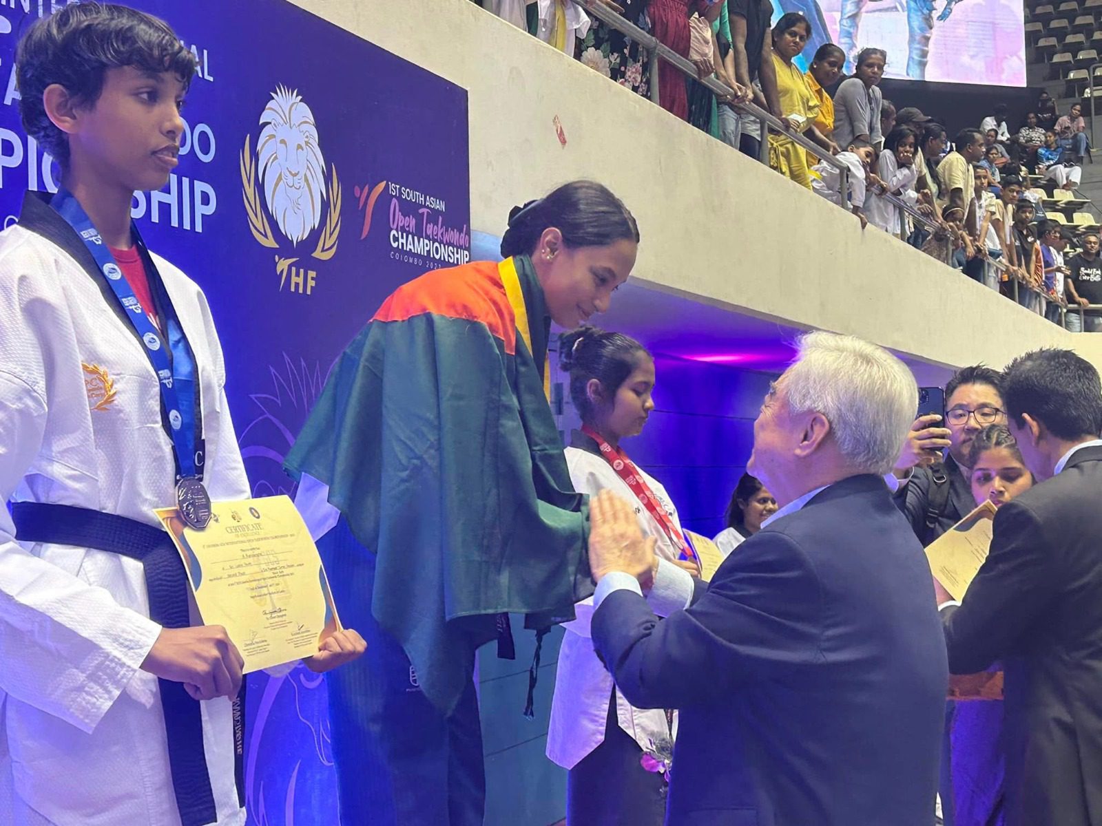 Dr. Chungwon Choue President of World Taekwondo presenting award to Lubaba Binte Amjad